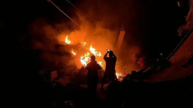 İsrail Ordusu Gazze'de Bir Konutu Vurarak Yıktı