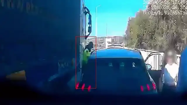 İzmir-Çeşme Otoyolu'nda Jandarma Personeli Tır Tarafından Sıkıştırıldı