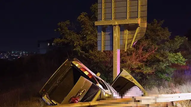 İzmir'de Feci Kaza: Hafif Ticari Araç Takla Attı, 2 Kişi Hayatını Kaybetti