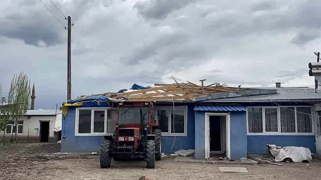Kars'ta Şiddetli Rüzgar Maddi Hasara Yol Açtı: Çatılar Uçtu, Güneş Panelleri Savruldu