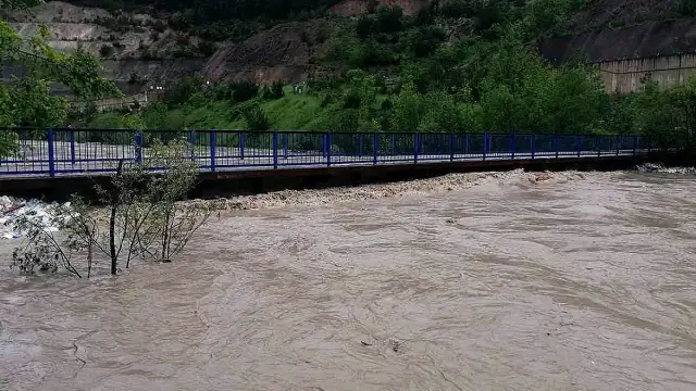 Kelkit Çayı'nda Debisi Yükseldi, Yeşilçam Köprüsü Ulaşıma Kapatıldı