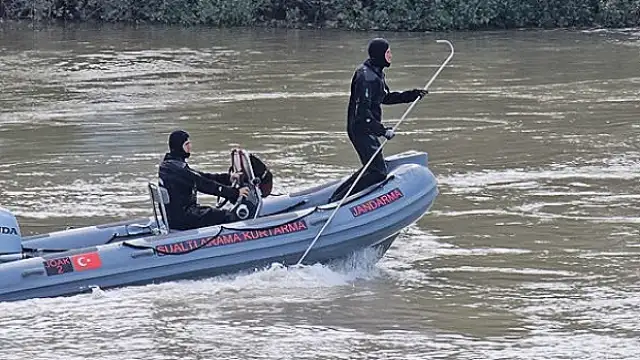 Kelkit Çayı'nda Kaybolan 2 Genci Bulmak İçin Seferberlik Sürüyor