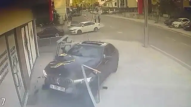 Kocaeli'de Kontrolden Çıkan Otomobil İş Yerine Girdi, Kaza Anı Kamerada