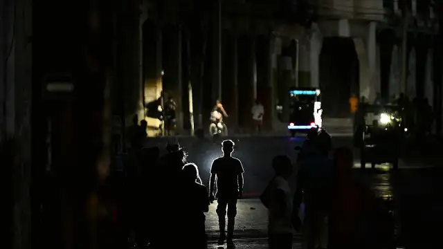 Küba'da Geniş Çaplı Elektrik Kesintisi: Halkın Tepkisi Artıyor