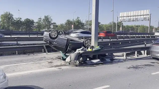 Küçükçekmece'de Trafiği Etkileyen Kaza: Otomobil Takla Attı