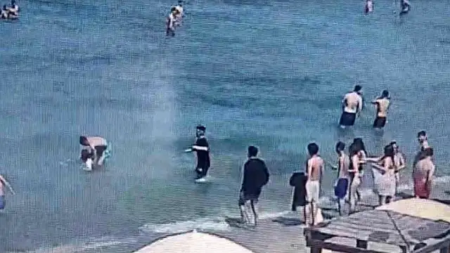 Kuşadası'nda Denize Giren Çinli Turist Boğulmaktan Kurtarıldı