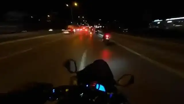 Maltepe'de otomobil devrildi, motosikletli son anda kurtuldu