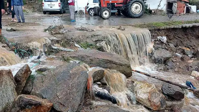 Manisa'nın Demirci İlçesinde Şiddetli Sağanak ve Dolu Hayatı Olumsuz Etkiledi