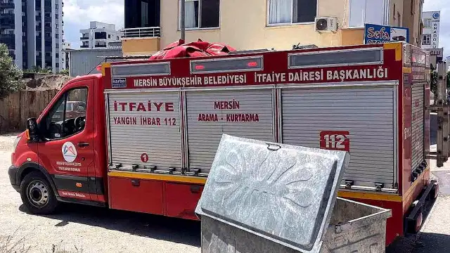 Mersin'de Spot Eşya Dükkanının Arkasında Çıkan Yangında Çevre Kara Dumanlara Büründü