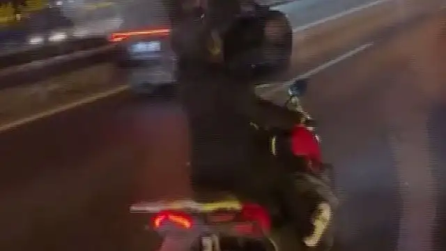 Motosiklet Sürücüsü İETT Otobüsüne Saldırdı: Cam Kırıldı, Yolcular Panikledi