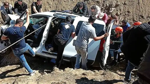Muş'ta Çaya Düşen Otomobildeki Sürücü Yaralandı