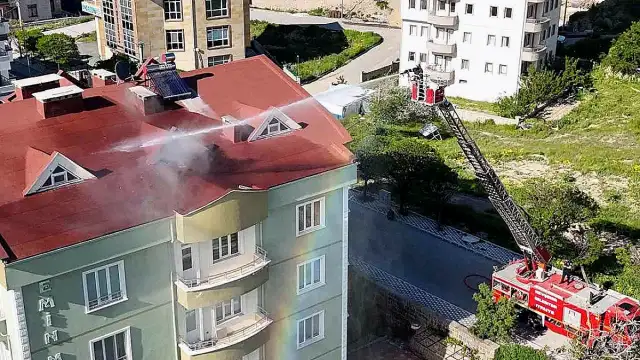 Nevşehir'de Çatı Katındaki Mutfakta Yangın: Ekipler Hızla Müdahale Etti
