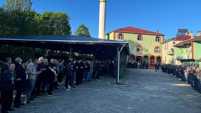Ordu'da Bayram Namazı Sonrası Bayramlaşma İçin Uzun Kuyruklar Oluştu