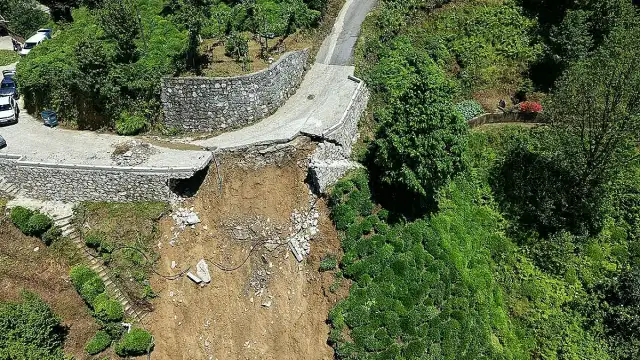 Rize'nin Güneysu İlçesinde Sağanak Sonrası Yol Çöktü