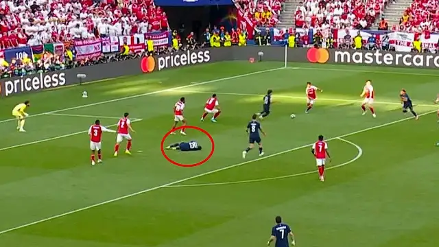 Şampiyonlar Ligi Finalinde Tartışmalı Pozisyon: N.M. Yerde Kaldı, PSG Oyunu Durdurmadı