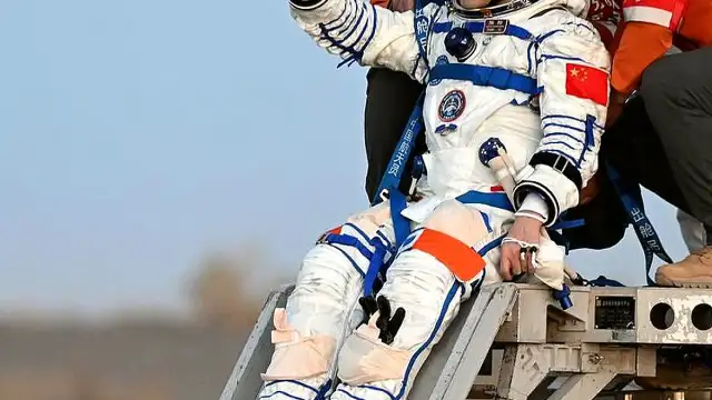 Shenzhou-21 Astronotları 210 Günlük Görevin Ardından Dünya'ya Döndü