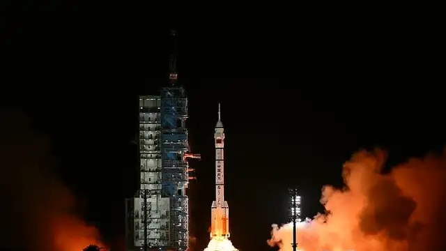 Shenzhou-23 Uzay Aracı Tiangong İstasyonu'na Başarıyla Kenetlendi