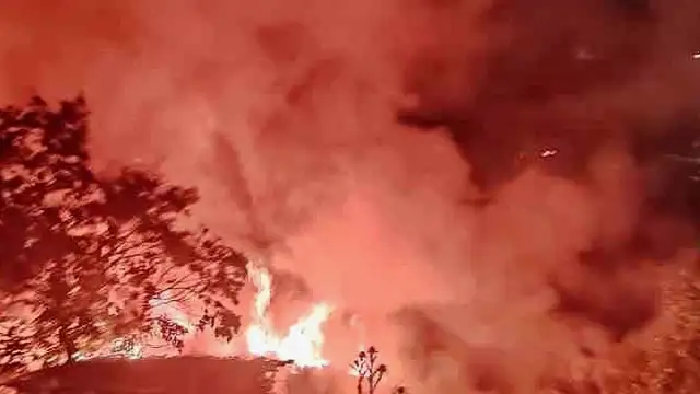 Sultanbeyli'de Gecekondu Yangını: 2 Kişi Kurtarıldı, Hasar Oluştu
