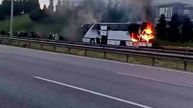 TEM Otoyolu'nda Seyir Halindeki Yolcu Otobüsü Alev Aldı