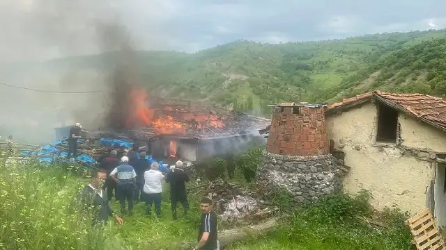 Tokat'ın Zile İlçesinde Yangın: Ahşap Ev Kullanılmaz Hale Geldi