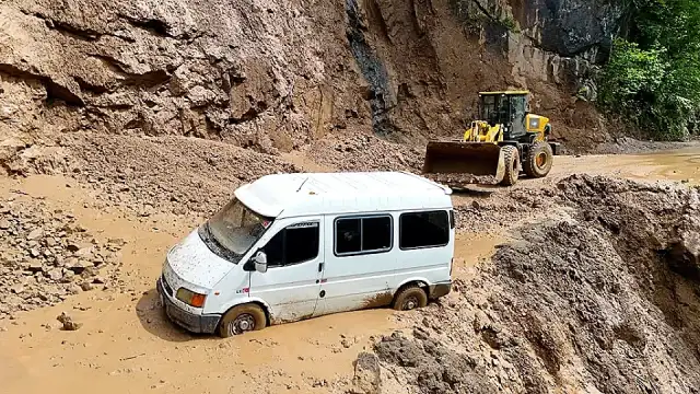 Trabzon'da Heyelan Sonucu Minibüs Çamura Saplandı: 3 Kişi Kurtarıldı