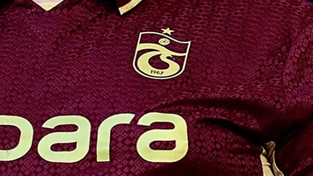 Trabzonspor Bayraklarına Bıçaklı Saldırı Kamerada