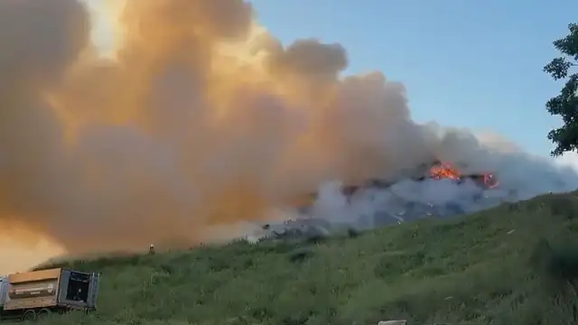 Ümraniye'de Boş Arazide Yangın Çıktı