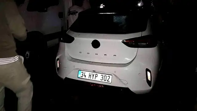 Üsküdar'da Park Halindeki Üç Araç Alevlere Teslim Oldu