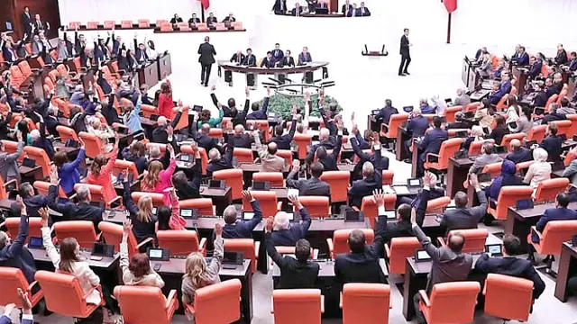 Varlık Barışı Kanunu TBMM'de Kabul Edildi: Kara Para ve Faiz Sarmalı Endişeleri Dile Getirildi