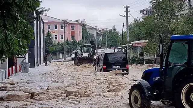 Afyonkarahisar'da Şiddetli Dolu Yağışı Hayatı Felç Etti, Tarım Arazileri Zarar Gördü