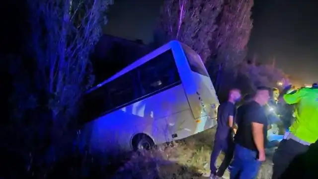 Ankara Mamak'ta Servis Minibüsü ile Otomobil Çarpıştı: 8 Yaralı