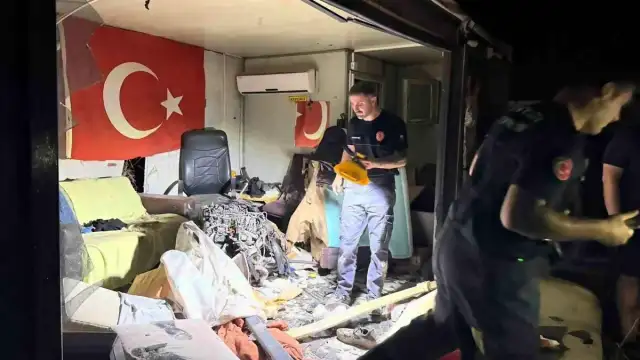 Antalya Serik'te otomobilin direğe çarpması sonucu motor barakaya uçtu: 1 ağır yaralı