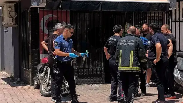 Antalya'da Kendini Yakma Girişimi: Bıçaklı Şahıs Ekipleri Hareket Geçirdi