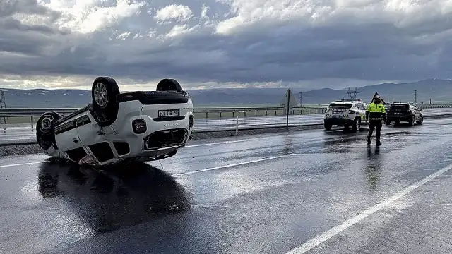 Ardahan'da Trafik Kazası: Otomobil Devrildi, Sürücü Yaralandı