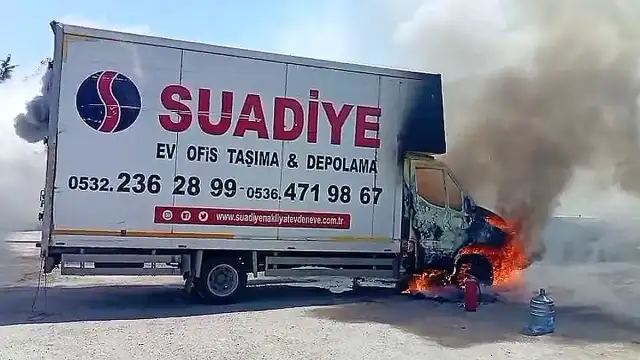 Ataşehir'de Park Halindeki Kamyonet Küle Döndü
