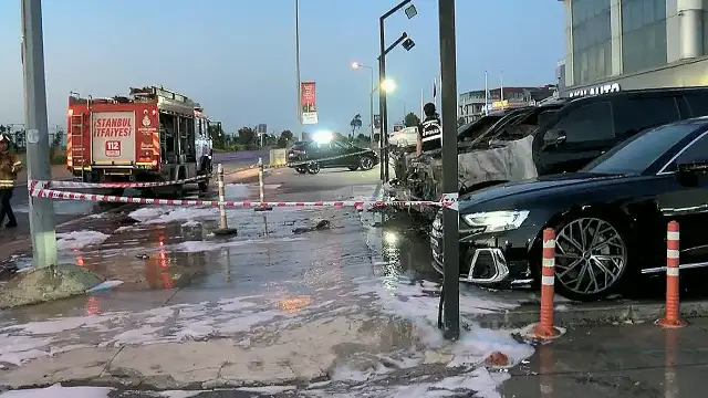 Bakırköy'de Galerideki 4 Lüks Otomobil Kundaklama Şüphesiyle Yandı: 50 Milyon TL Zarar
