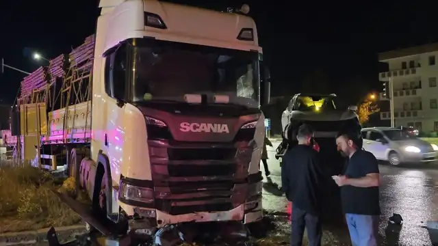 Bayburt'ta Kırmızı Işık İhlali Sonucu Tır ile Cip Çarpıştı: Kaza Anı Kamerada