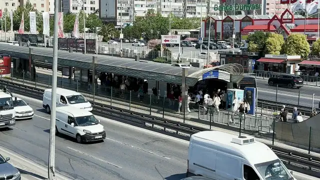 Beylikdüzü Metrobüs Durağında Bıçaklı Kavga: 22 Yaşındaki F.A. Hayatını Kaybetti