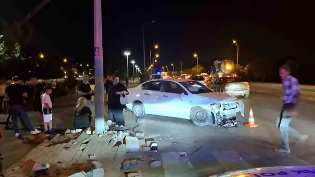 Bursa Osmangazi'de Makas Atan Otomobilin Karıştığı Kazada 2 Araç Dereye Uçtu: 6 Yaralı