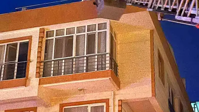 Çanakkale Lapseki'de Apartman Yangını: Çatıda Mahsur Kalan 4 Kişi Kurtarıldı