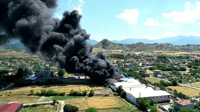 Denizli'deki Kauçuk Fabrikasında Yangın: Dumanlar Gökyüzünü Kapladı