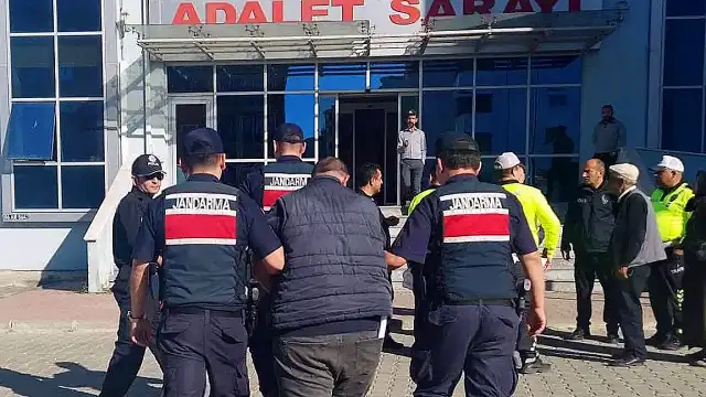 Edirne'de Durdurulan Taksiden 4 Kaçak Göçmen Çıktı, Sürücü Tutuklandı