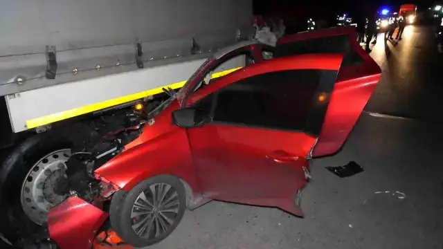 Edirne'de Tıra Çarpan Otomobildeki Sürücü Yaşamını Yitirdi