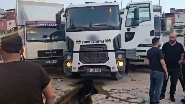 Eskişehir'de Freni Boşalan Kamyon Parkın Yanında Durabildi