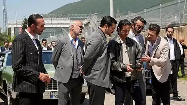 Eşref Rüyada Dizisinde Nisan Malikanede Esir Tutuldu, Eşref Komaya Girdi