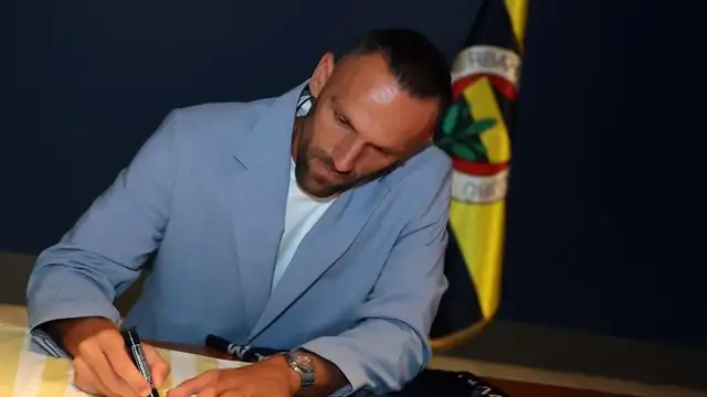 Fenerbahçe'de Vedat Muriqi Dönemi: Deneyimli Golcüyle 3 Yıllık İmza Atıldı