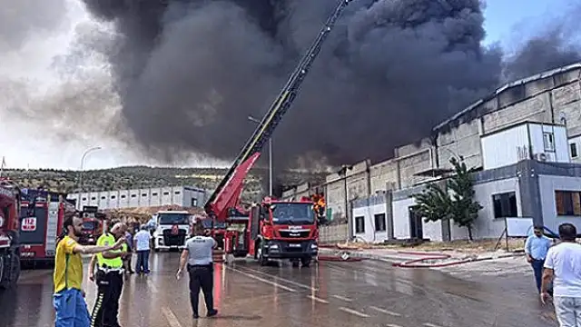 Gaziantep'te Tekstil Fabrikasında Yangın: Müdahale Devam Ediyor