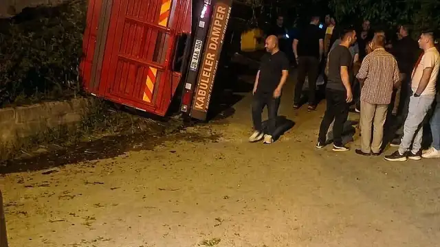 Giresun'da Yaş Çay Yüklü Kamyon Devrildi: Maddi Hasar Oluştu