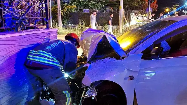 Hatay'da Duvara Çarpan Otomobildeki 2 Kişi Yaralandı