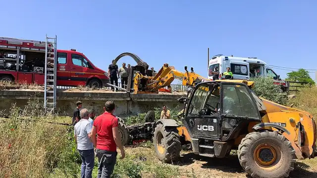 İnegöl'de Köprüden Düşen Traktörün Altında Kalan Sürücü Kurtarıldı